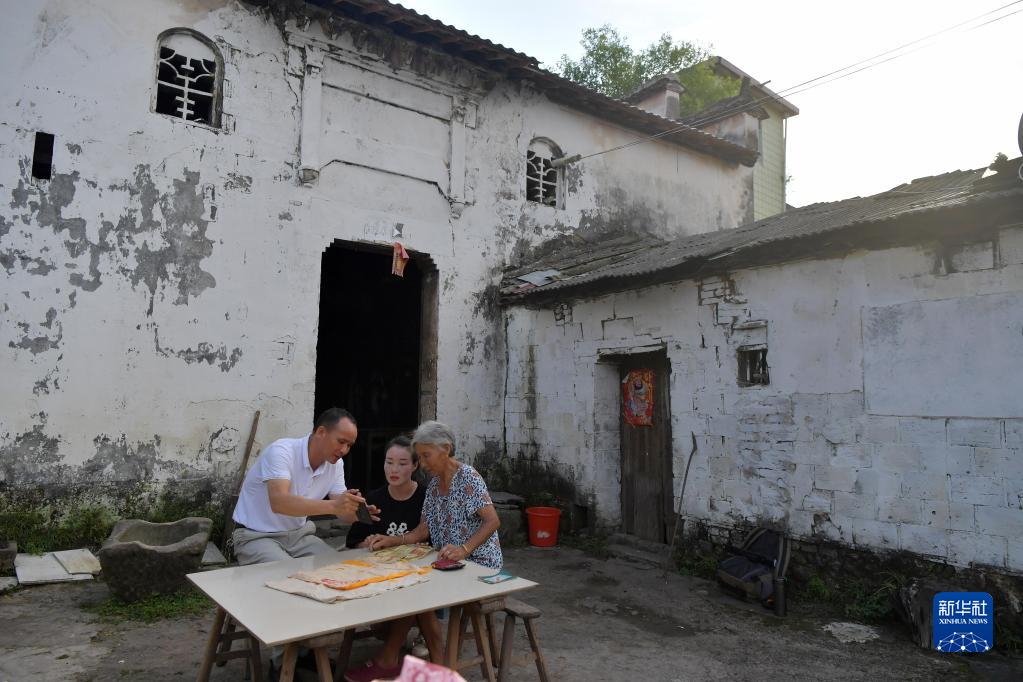 порно 一匹小马拉着一辆大车 cj991