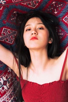 啄木鸟鉴于 舌头：极长且尖端带倒钩