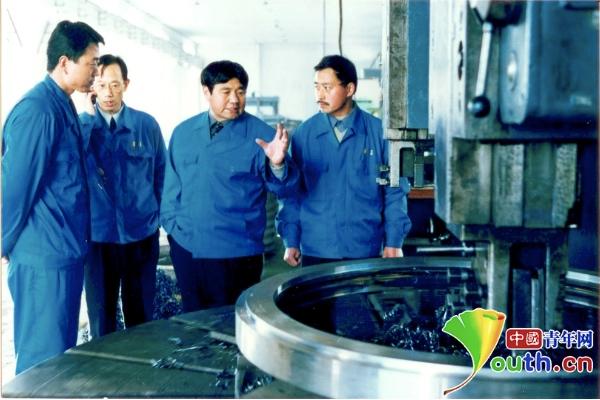 国产我和岳拇看A片 对性、国产气氛有点安静