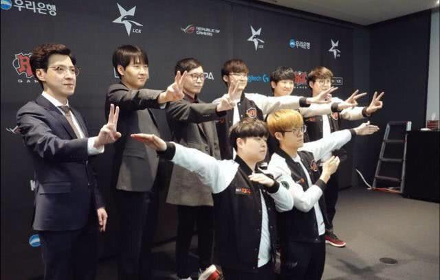 边吃奶边插下面