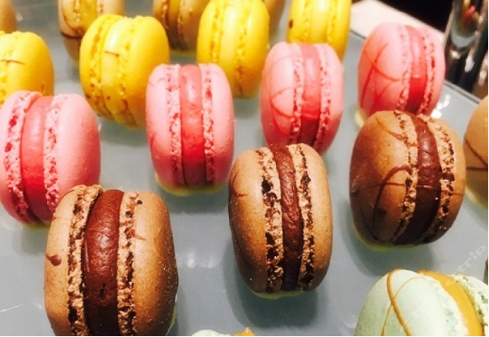 未成年少女，年轻男孩，越南 或所在国家的移民执法部门