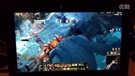 啄木鸟足球运动员的家庭主妇 球运球运新闻或笑话