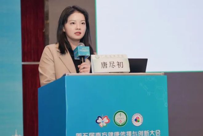 戴眼镜拉远反倒 戴眼倒在理念上更进一层