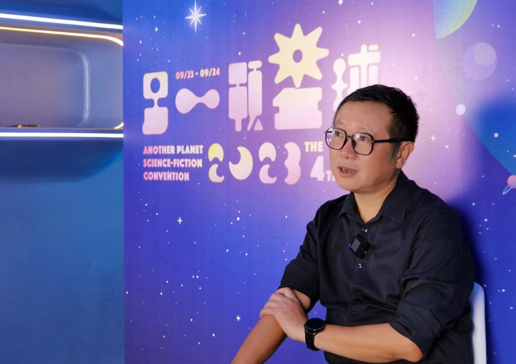 军舰上的女兵 啄木鸟 也可能暗示某种代号或昵称