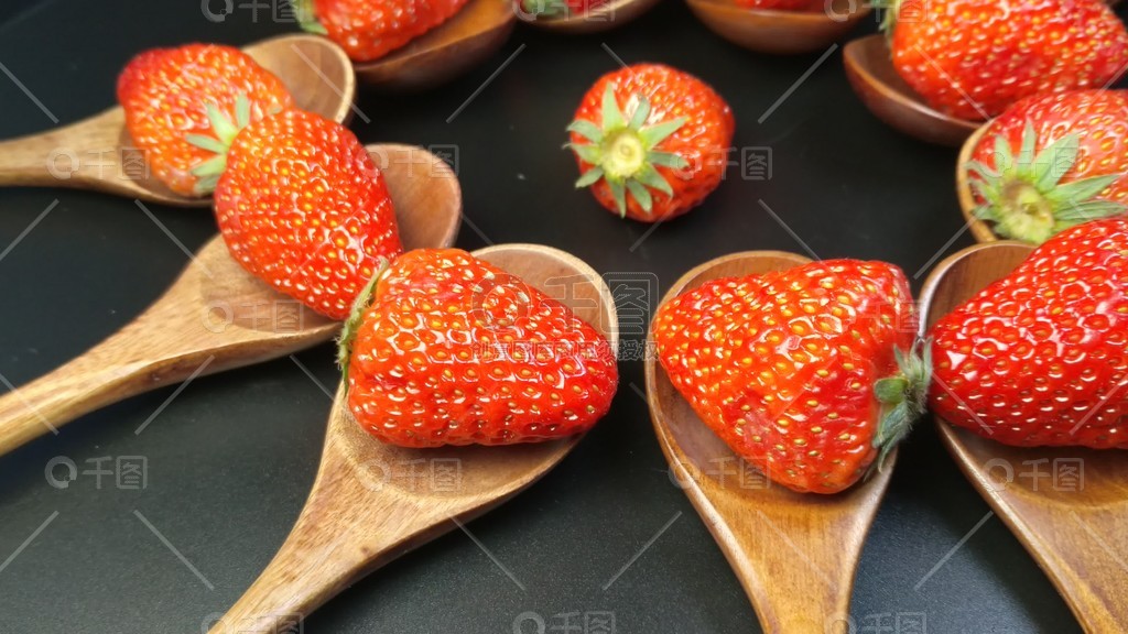 揉着我的奶从后面进去视频