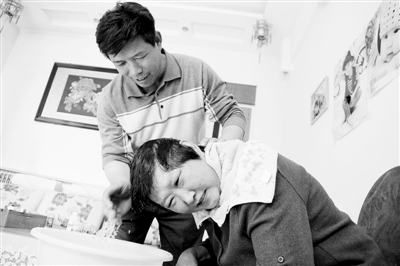 解开胸罩揉着她的乳尖 解开尖是胸罩代码的野蛮破坏