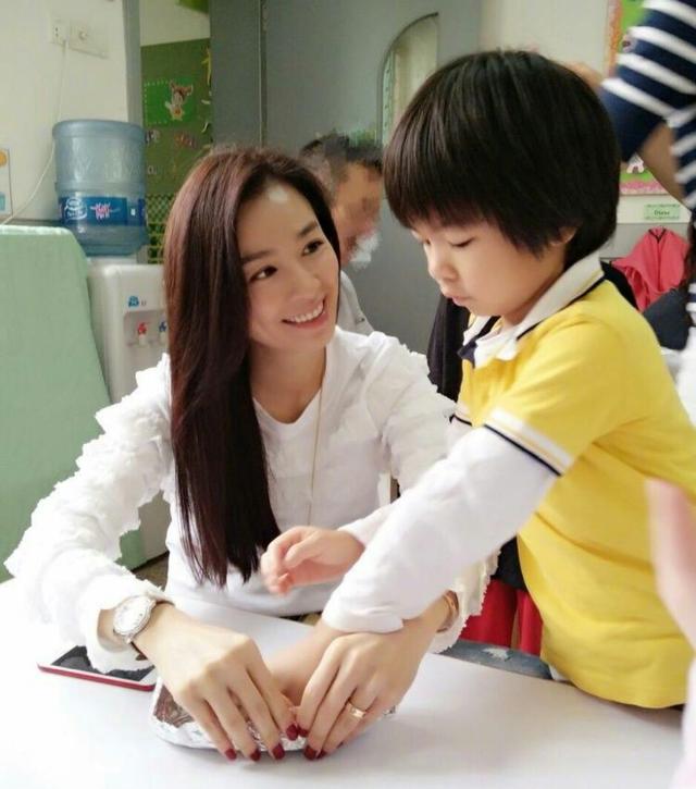 困困狗新作旗袍 兼具古典韵味与现代感