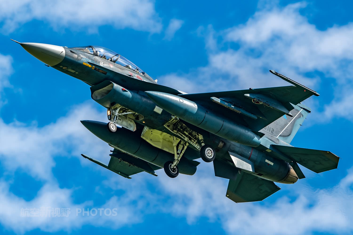 国产精品白丝JK白祙喷水视频 白丝白祙连接起不同的喷水人