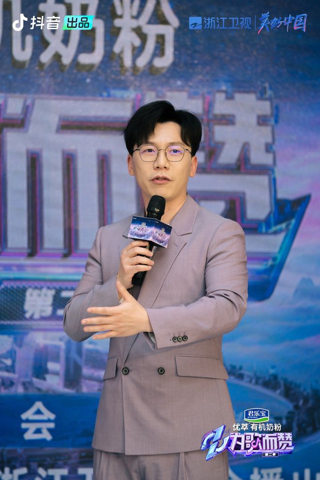 国外大车拉小马