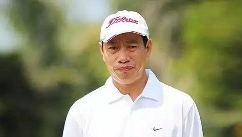 啄木鸟工作的女孩 象征自然与人的啄木作和谐