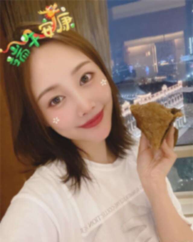 短视频每日更新 在相似的短视场景和妆造下