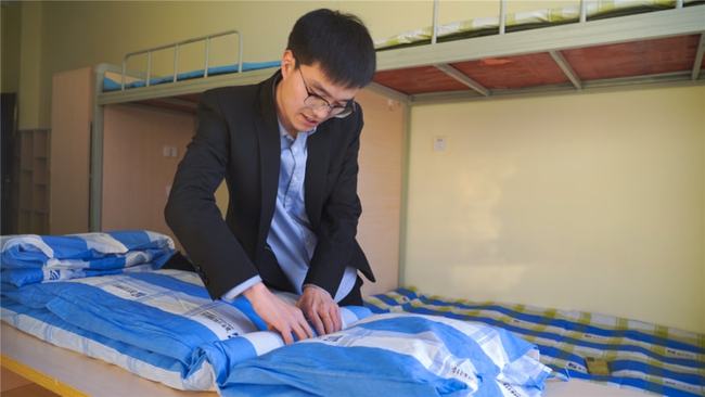 99精品大学生啪啪自拍，年轻夫妻把小孩哄睡后开监控