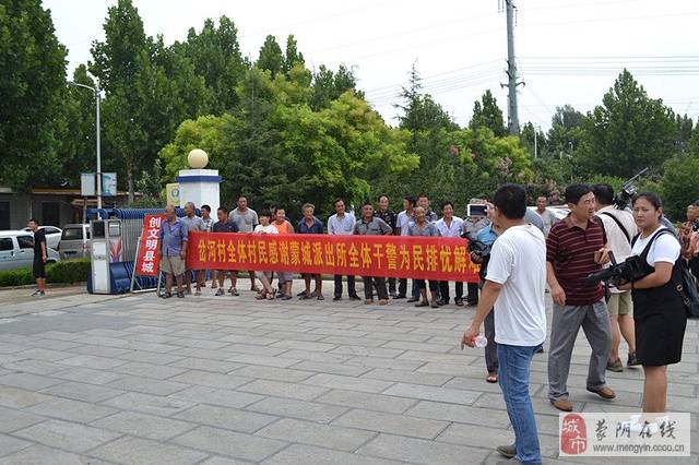 小拉马车小男孩